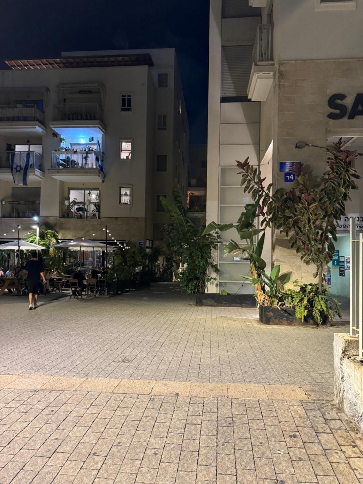 Apartment Near Flea Market And