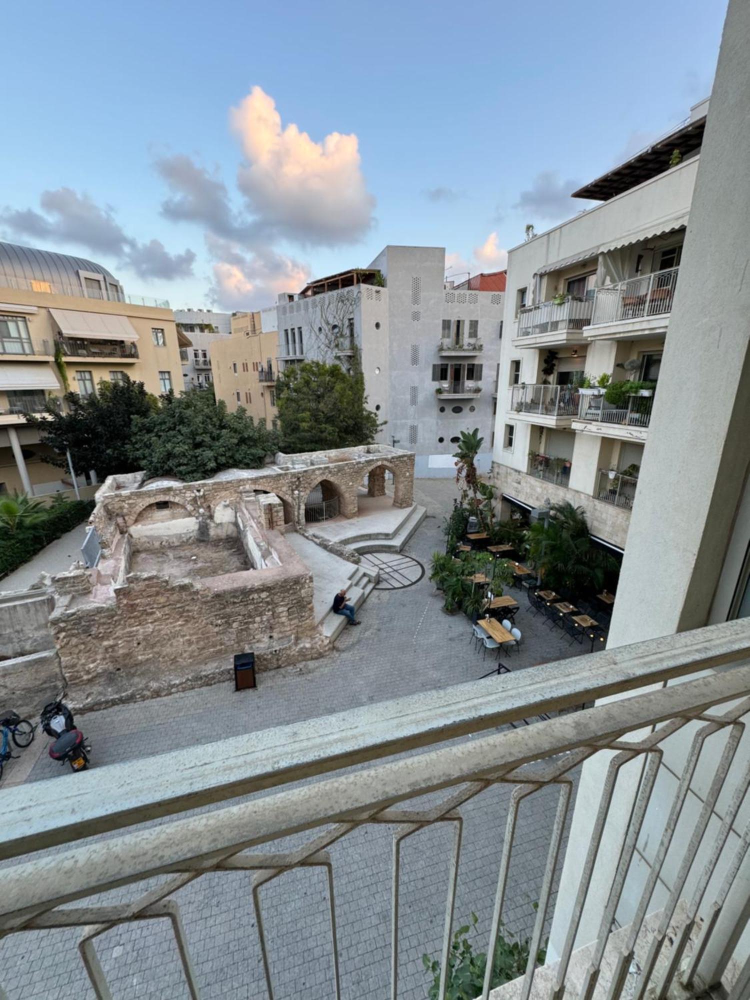 Apartment Near Flea Market And *