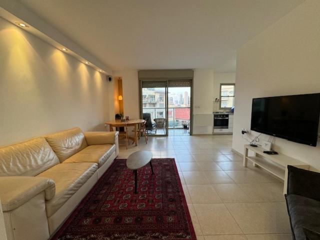 Apartment Near Flea Market And *