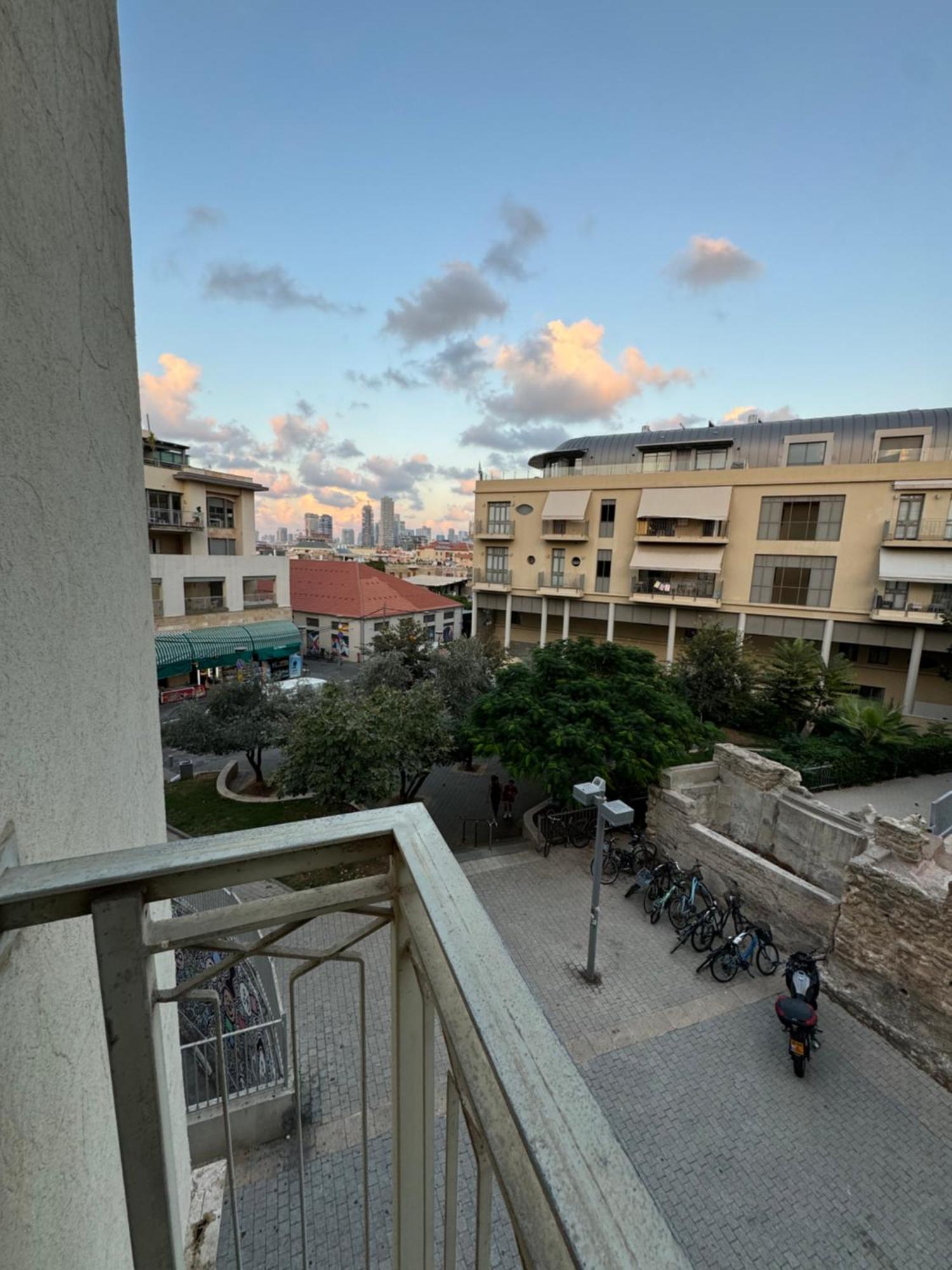 Near Flea Market And Apartment *